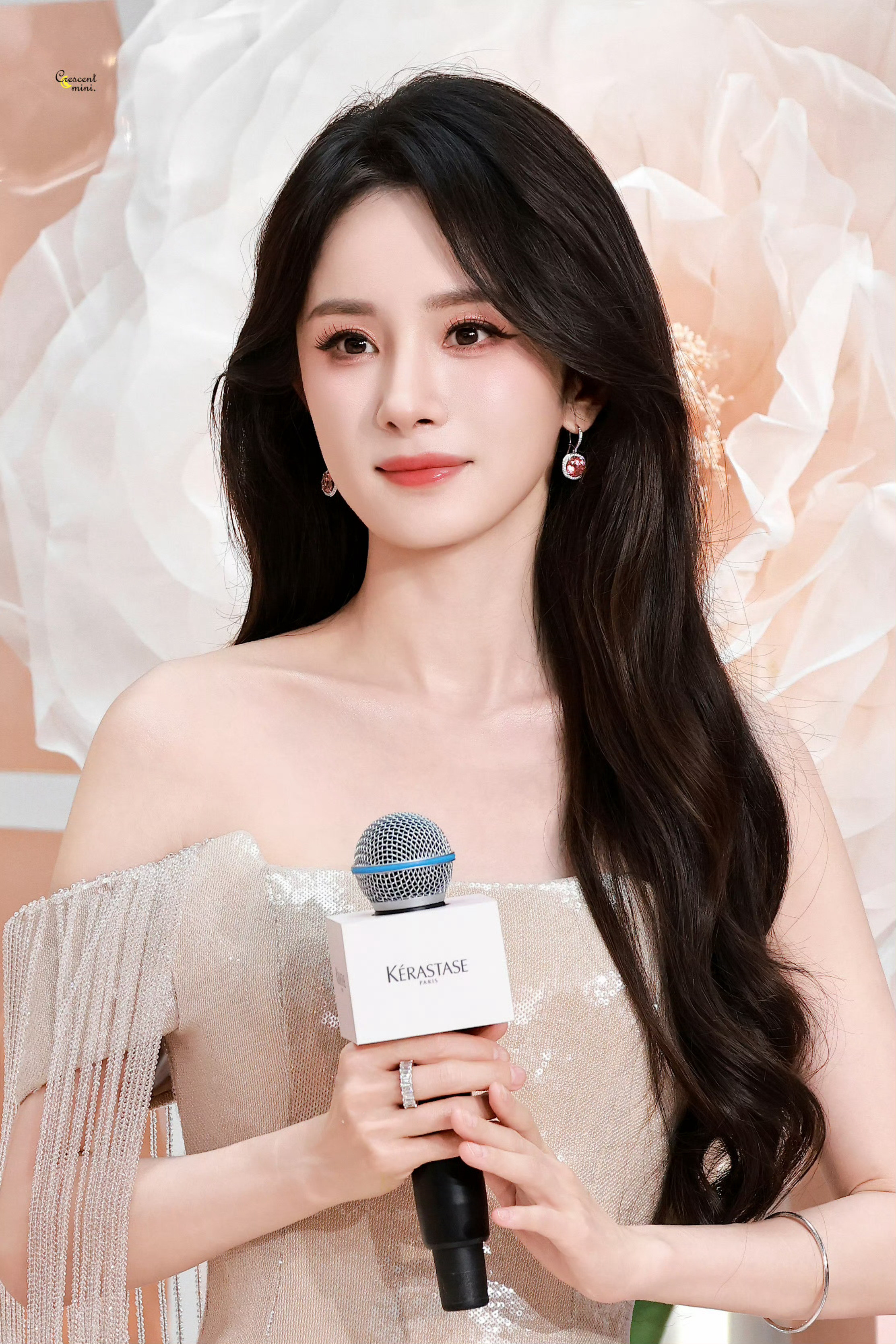 杨幂ym杨幂巴黎卡诗全球品牌代言人萝卜猜今日会有新鲜的姐姐出现[期