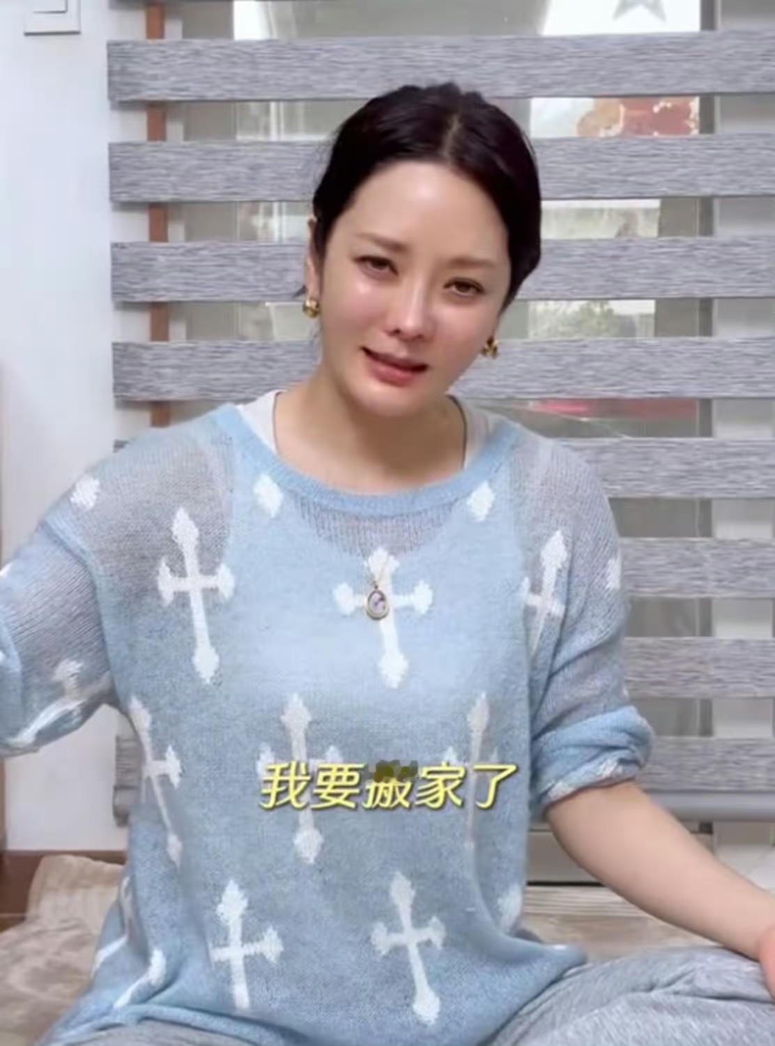 蔡琳一家已从济州岛的海景房迁出，如今入住一栋宽敞的两层独栋别墅。新居客厅极为开阔