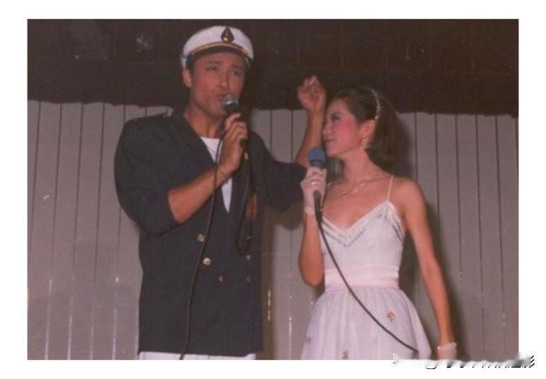 看她穿吊带裙举着麦笑，眼睛甜得能裹蜜，那股娇劲儿跟《射雕》里的黄蓉一模一样；换身