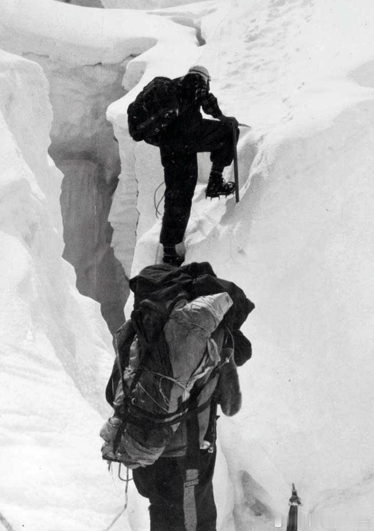 1953年5月29日新西兰登山家埃德蒙-希拉里和夏尔巴人登山家丹增-诺尔盖成功登