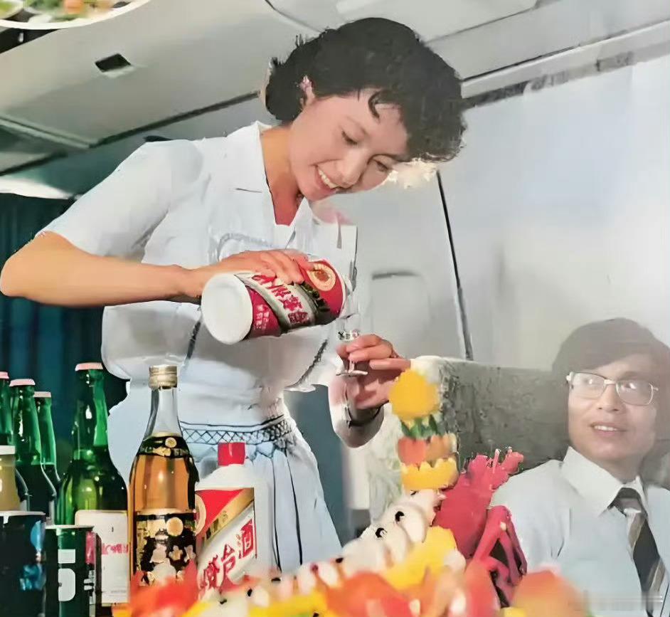 80年代在飞机上才是真的豪气，茅台免费喝，牛排、龙虾随便吃？​​​​