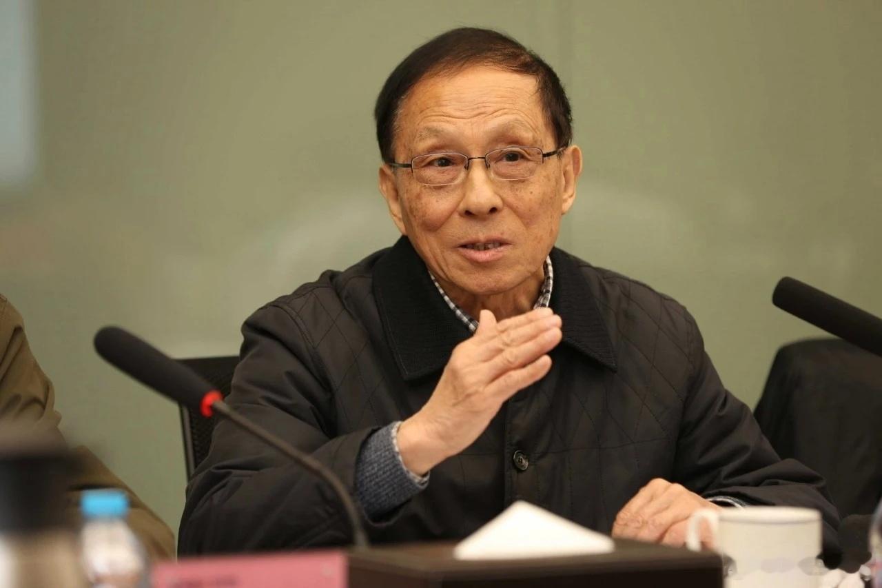 他用一生奋斗，让中国稀土不再是土“我哭过，我跪过，再困难也不言放弃。”“直插美