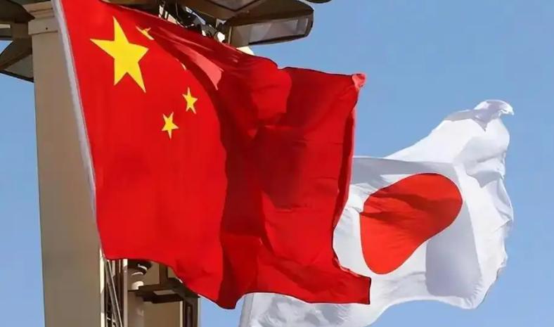 一个在日本生活多年的华人，曾撂下一句炸场的话：“别自嗨了！中日真要开战，中国根本