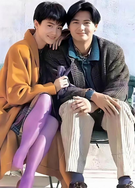 上世纪八十年代，周润发和林青霞的合照，那时两位非常年轻，俊男美女十分养眼。周润发