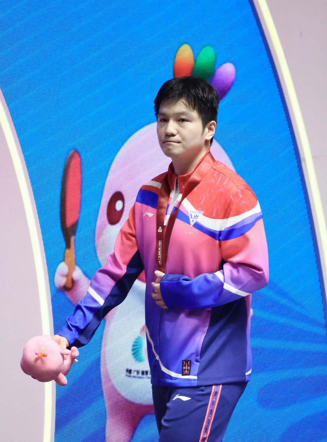 哈哈，不知道哪个大神抓拍的照片，太可爱了！大可爱和小可爱同框，可爱翻倍。更有