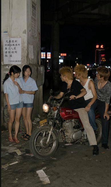 2002年的广东，曾是全国打工潮的中心，无数年轻人背井离乡，到工厂里讨生活。