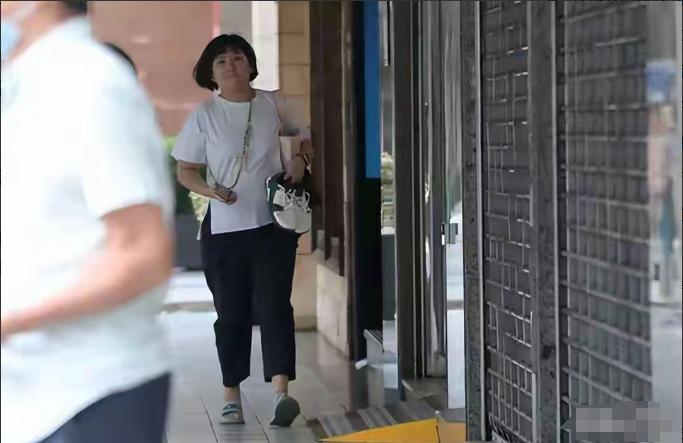 44岁Selina被偶遇，肚子比老公还大，脖子快“消失”了！网友：这幸