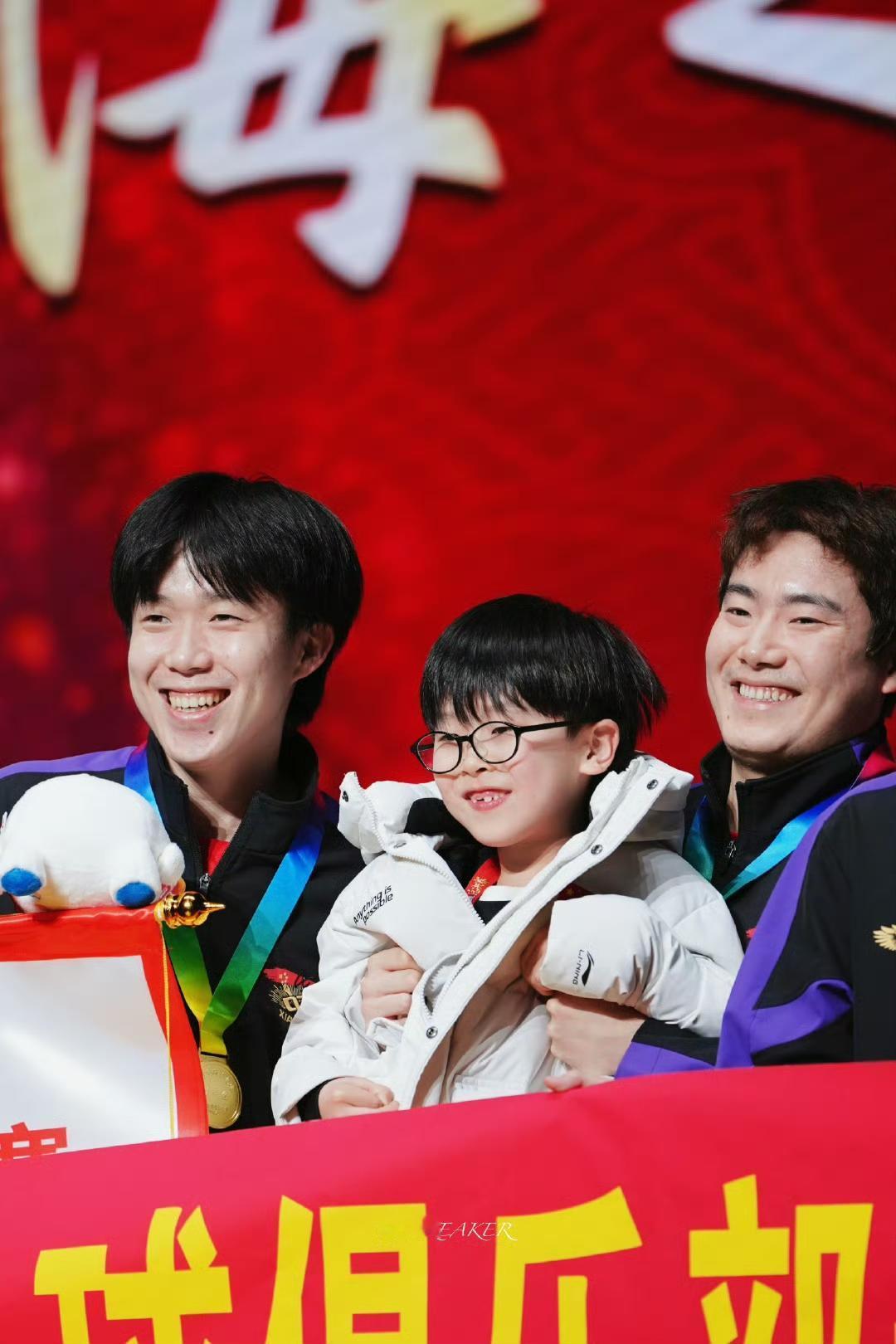 南京乒超联赛总决赛男子组冠军山东魏桥俱乐部，颁奖仪式合影时梁靖崑叫来自己的大儿子