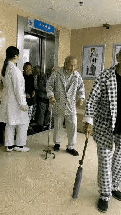 他们背地里谈论什么你知道吗？女人。千真万确。一个老头独居想得最多的是女人。