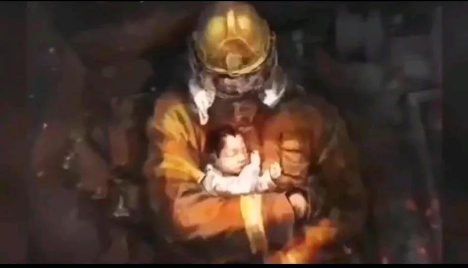 这是一张令无数国人落泪的照片。照片中的主人公名叫杨科璋，是广西玉林市的一名消防战
