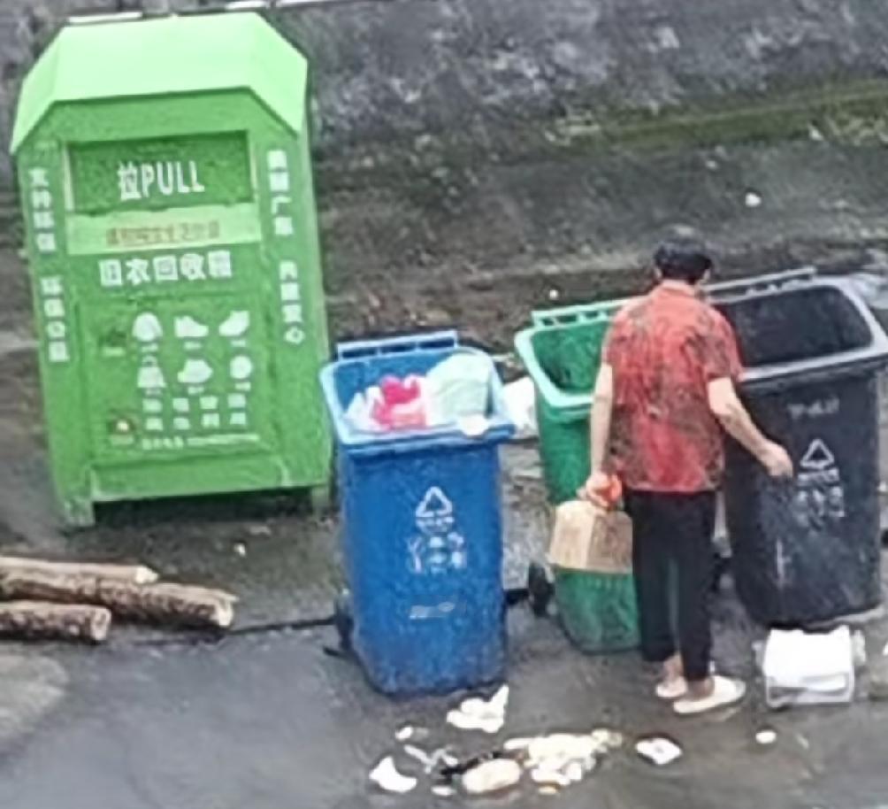 退休拿好几千，还去垃圾桶里捡破烂卖钱，想不明白，到底是为什么？觉得空虚可以打打麻
