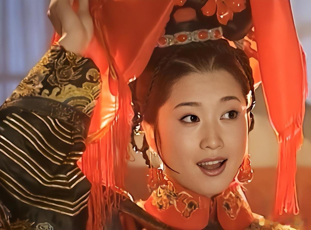 1665年，康熙娶了12岁的赫舍里氏。洞房时，等不及的赫舍里氏自己扯下盖头