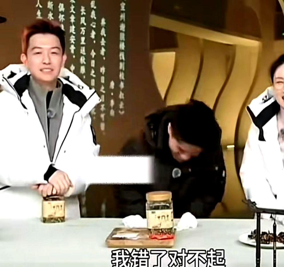 董宇辉老师给读不完书的小男孩道歉，一个小孩子跑出来喊话，说他妈妈跟着董叔