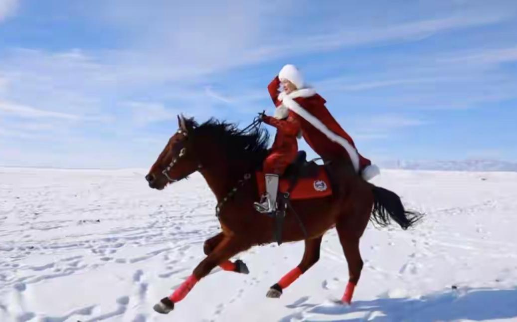 天妒英才！贺娇龙同志离世还未12小时，恶心的一幕还是出现了。贺娇龙在团队拍摄