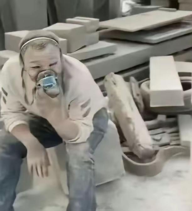 沉浸在灰白世界里的手艺人。第一次路过这个展厅时，我就被角落里这位大哥吸引了。他整