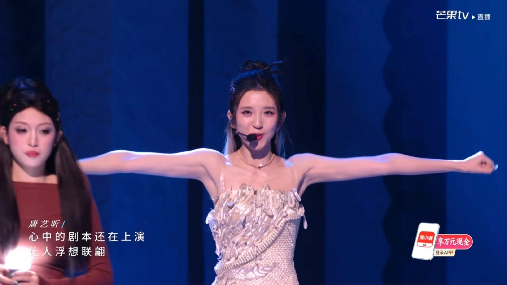 唐艺昕好美的手臂线条唐艺昕好飒无袖礼服完美凸显手臂线条，肩臂衔接顺滑，一举一动都