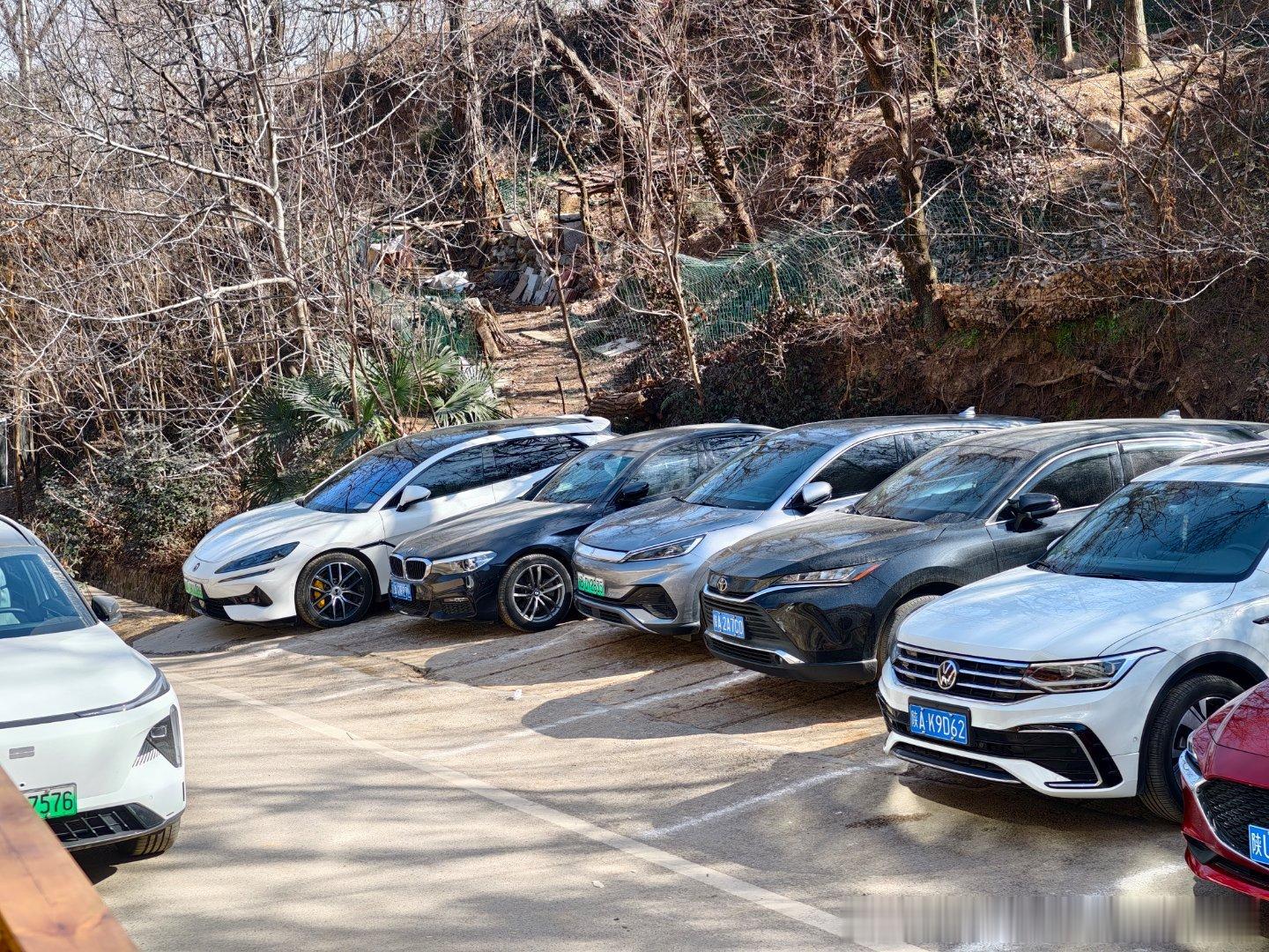 春节爬山车位紧张我的z9gt还是帅气出众虽然是山里但是村民都嗅到了充电的商