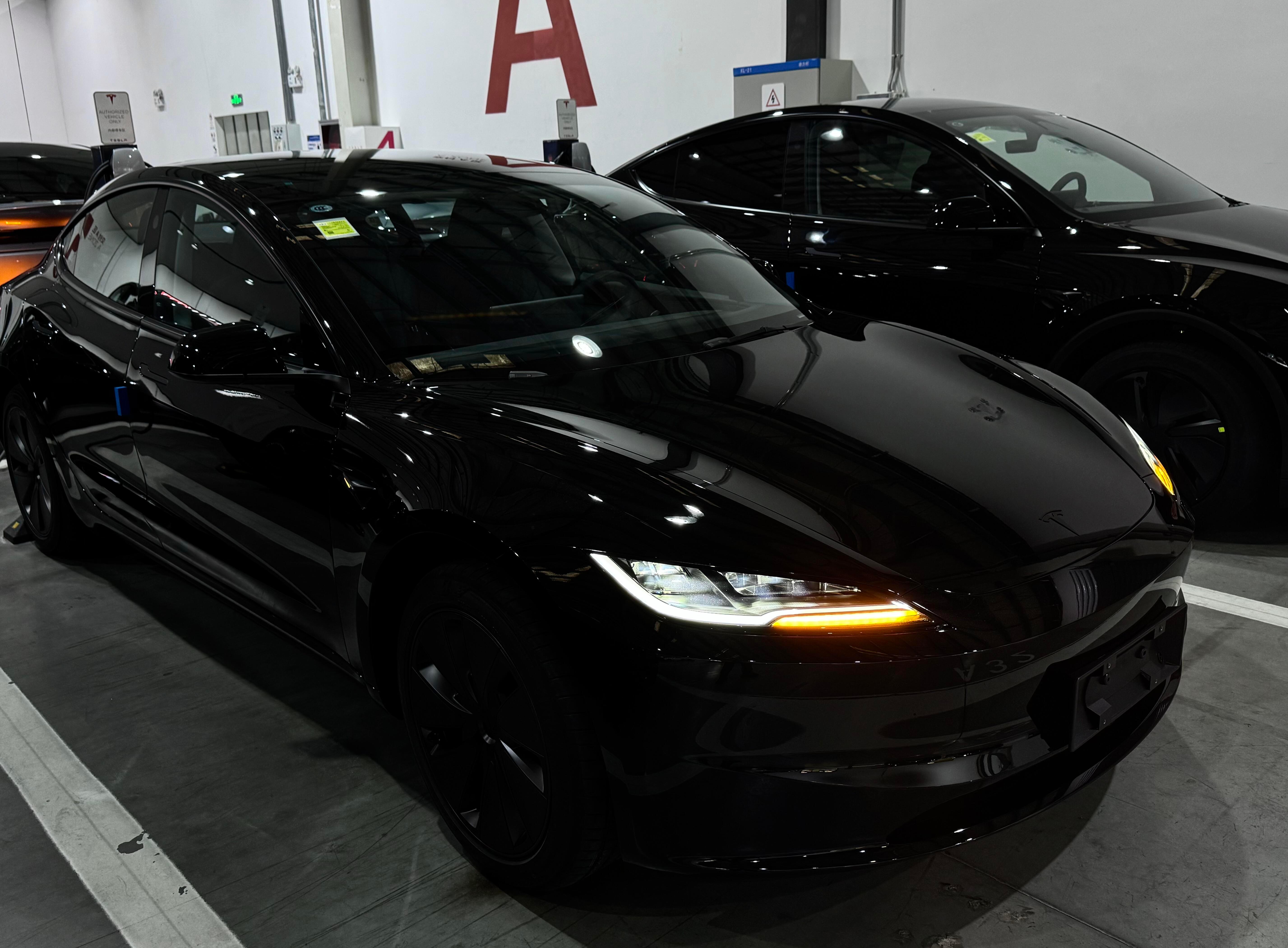 Model3新黑标？黑标确实帅啊，感觉比白色车标更酷。特斯拉​​​