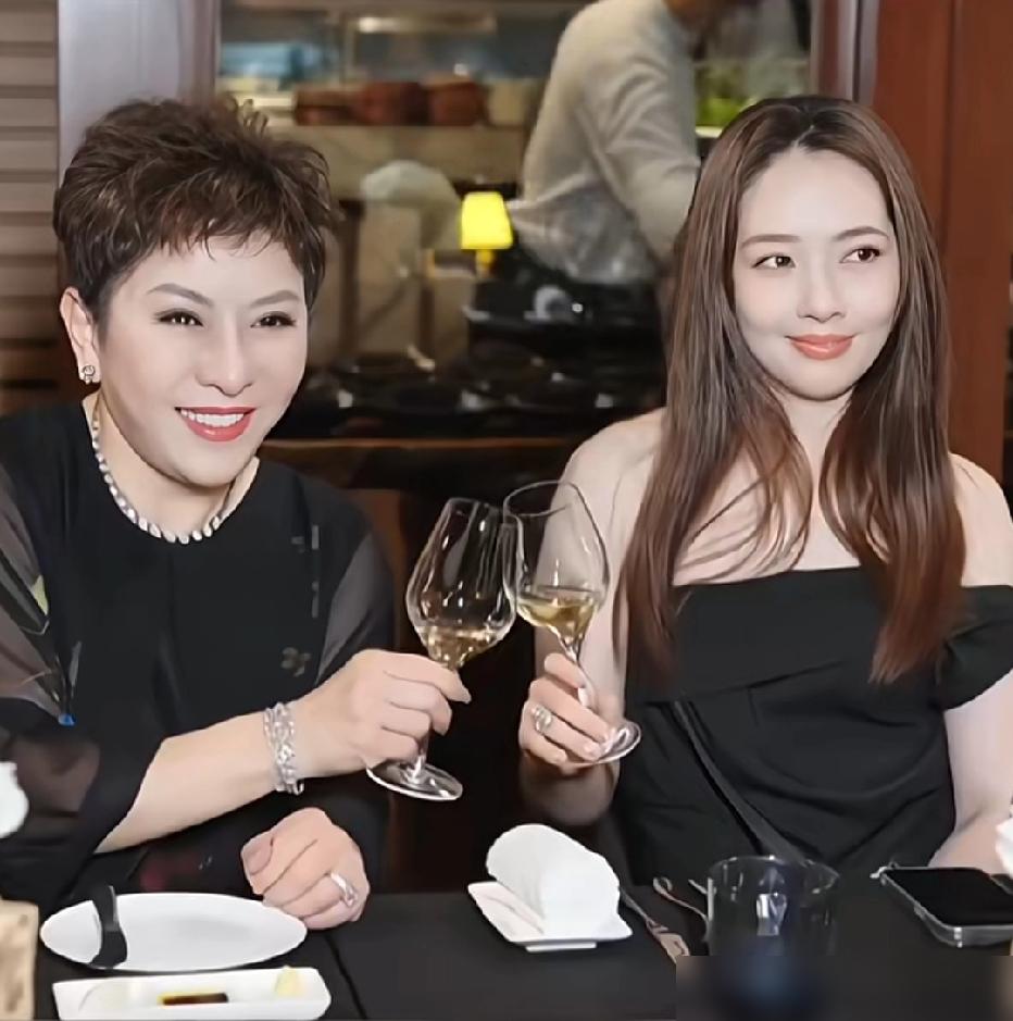 向太这手，真够狠。百亿家产，亲儿子向佐、向佑直接靠边站，她扭头就砸给了儿媳郭碧婷