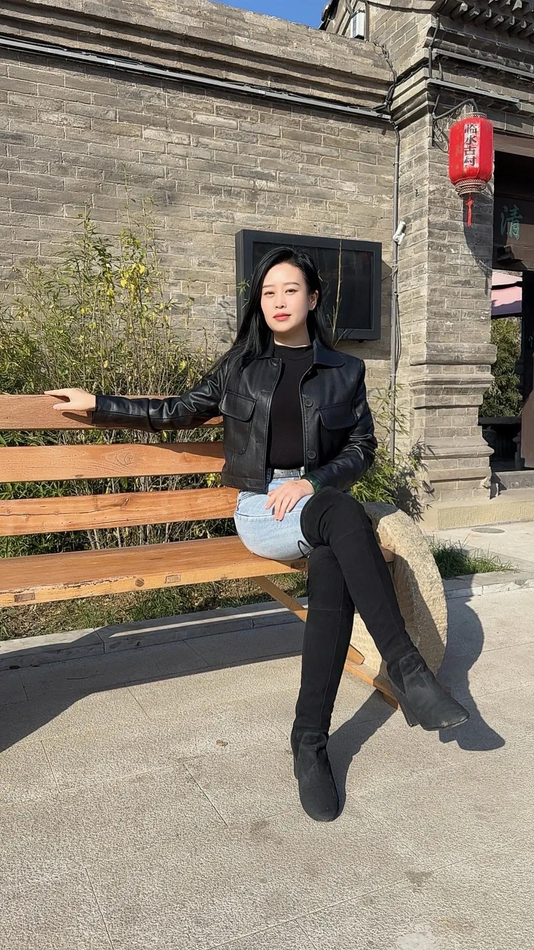 古村落的美是远远超过繁华都市的，它宁静致远，它阳光灿烂，它鸟叫虫鸣，有狗吠声，有