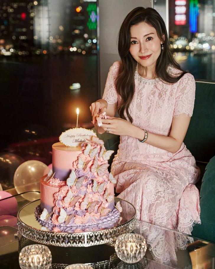 李嘉欣晒庆生照庆贺55岁生日