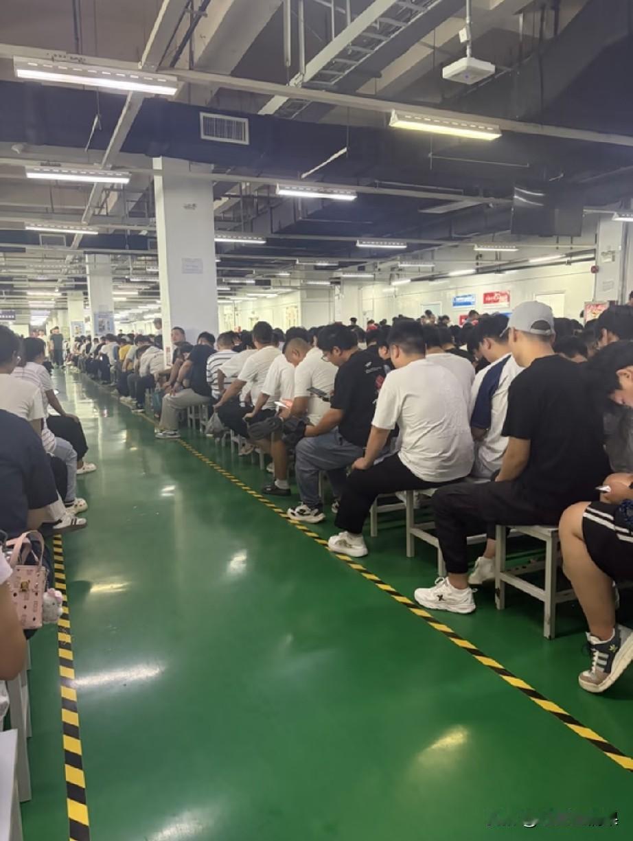 现在进厂打工，千万不要认为工厂越大就越好，工厂越大你就越像小蚂蚁。就像某工厂，