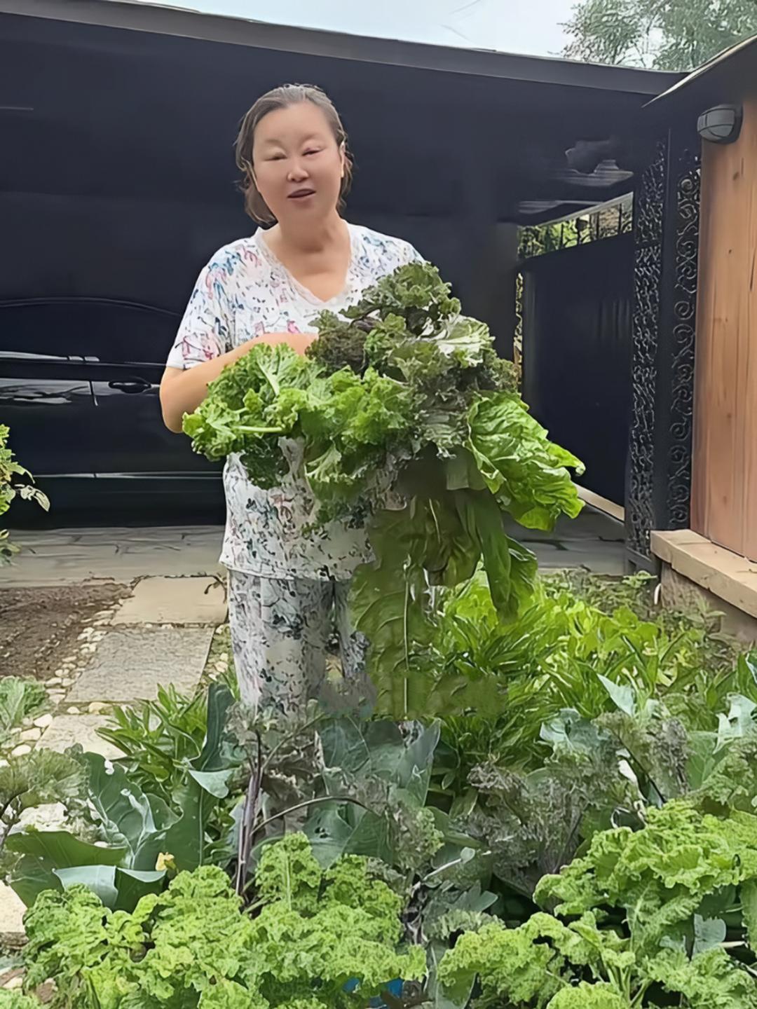 71岁的老戏骨方青卓近况曝光！她生活在北京的别墅里，穿着居家服，