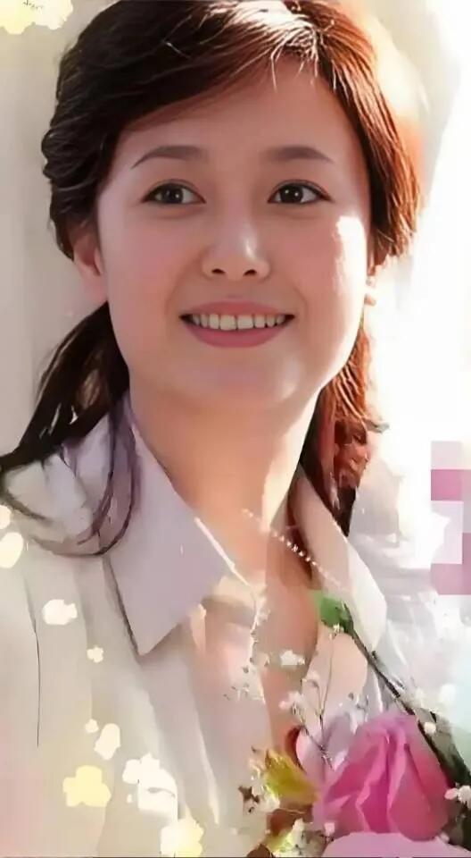 看到这位美女，一下就想到了当年她饰演的电视剧《情满珠江》，作为那个年代的国民女神