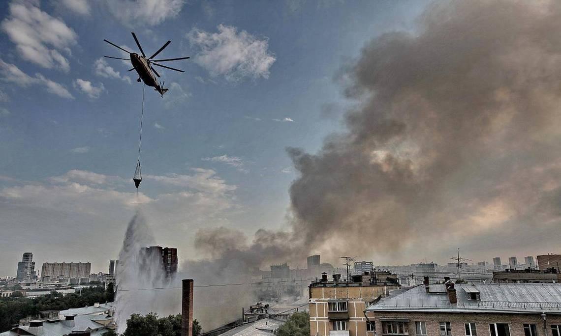 凌晨的乌克兰天空被火光撕裂，数百枚导弹与无人机组成的“死亡蜂群”，竟让邻国波兰的