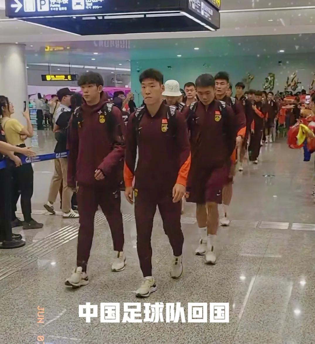 中国男足又双叒叕“体面”归来！机场围满球迷，却不是夹道欢迎的鲜花，而是满屏“吐