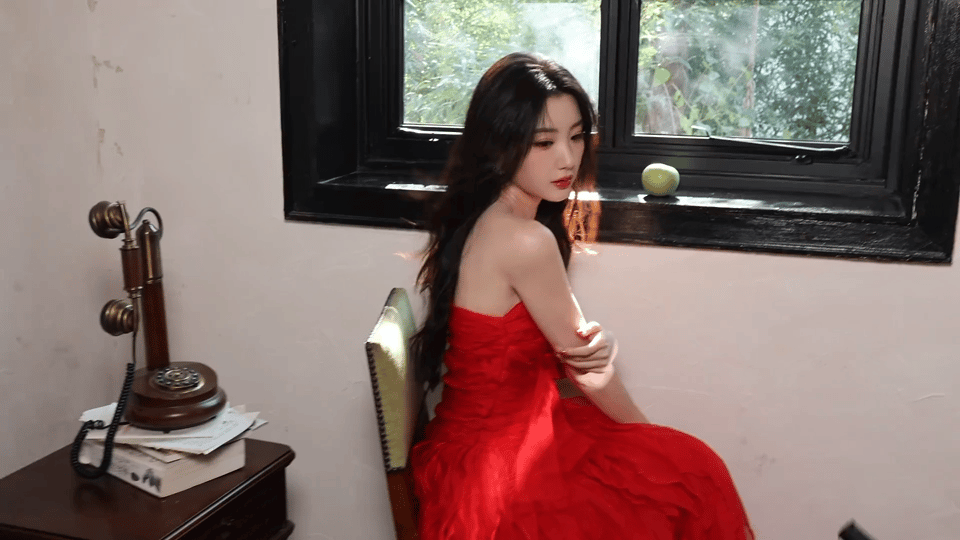 毛晓彤红裙青苹果又撩又纯毛晓彤微博视界大会红裙像裹了层光，把毛晓彤的曲线衬得超