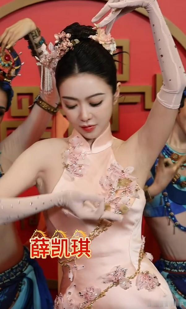 春晚龟兹手势舞挑战天呐！状态也太好了吧！冻龄女神跳龟兹手势舞，依旧是满满的少女