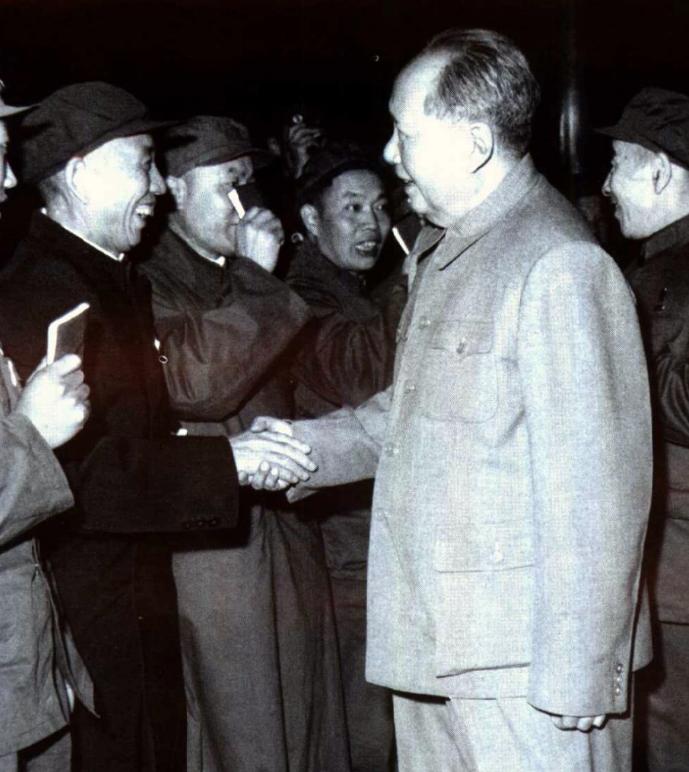 1952年，中央对王震违背毛主席的行为，进行了严厉的批评，并撤销了他在新疆的所有