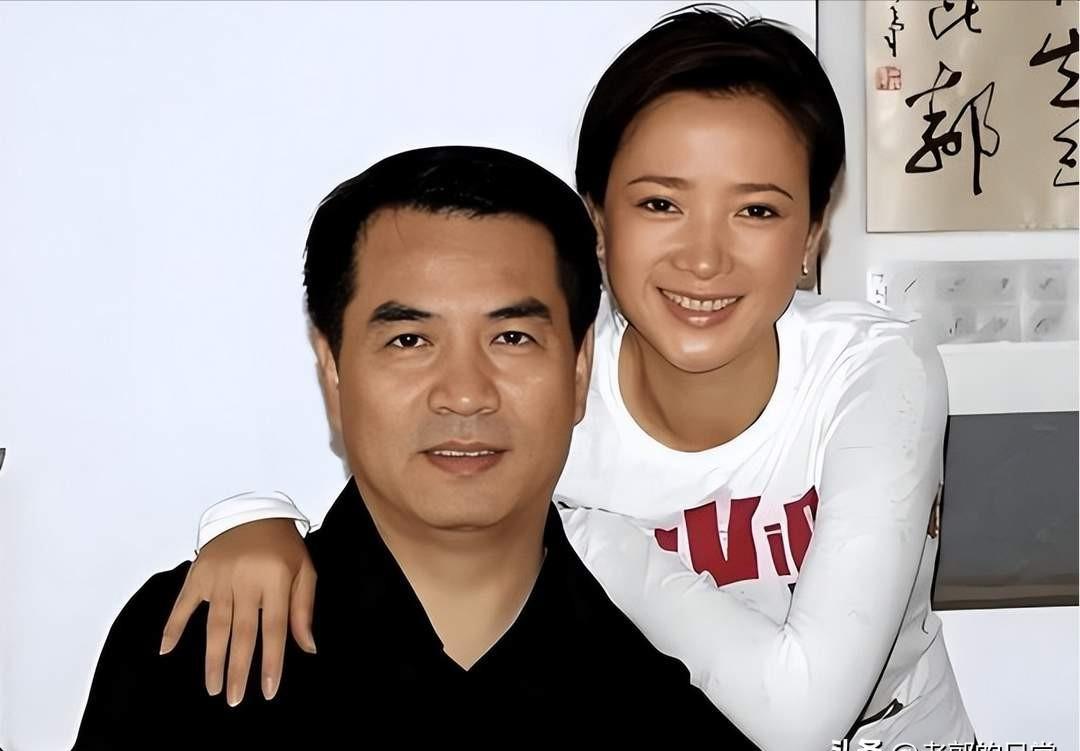 父亲没来送最后一程，儿子却在镜头前护紧了母亲的骨灰盒。许何这个动作，比任何声明