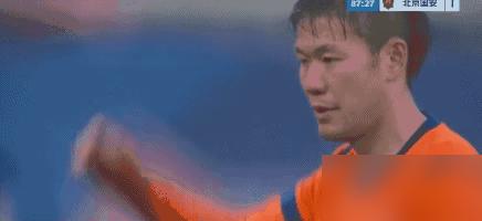 18岁小将首发，国安两球代价买教训。京鲁大战第49分钟，泰山左路一拉扯，国安