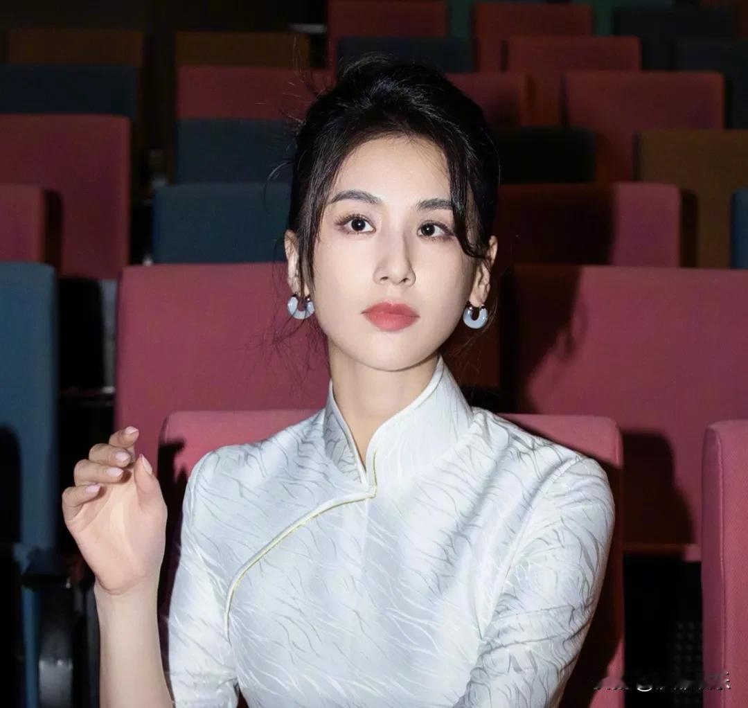 黄圣依，不是一般人！5月18日，资本市场和娱乐圈被同一枚深水炸弹炸翻了天——