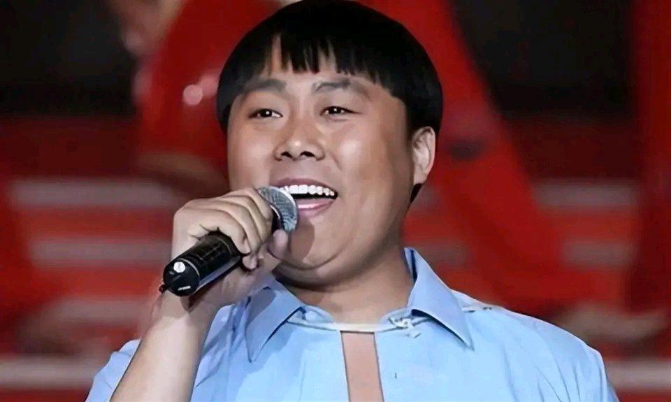 15年前刘大成拿星光大道总冠军的时候，对着镜头说这辈子绝不抛弃糟糠之妻，台下一堆