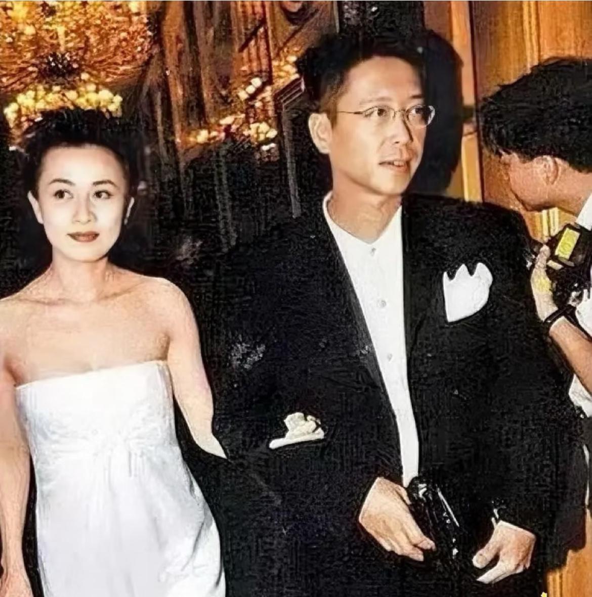 以前还不能欣赏刘嘉玲的美貌，现在看她年轻的样子，美爆了！这张他们真的很有夫妻相，