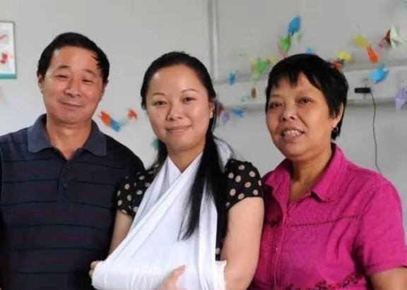 2011年，杭州一女子徒手接住从10楼掉下的女童，收到奖励30万，女子用20万还
