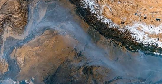 中国人都应该感谢喜马拉雅山的庇护。最近印度上演了一场新德里大逃亡，不是战争也不是