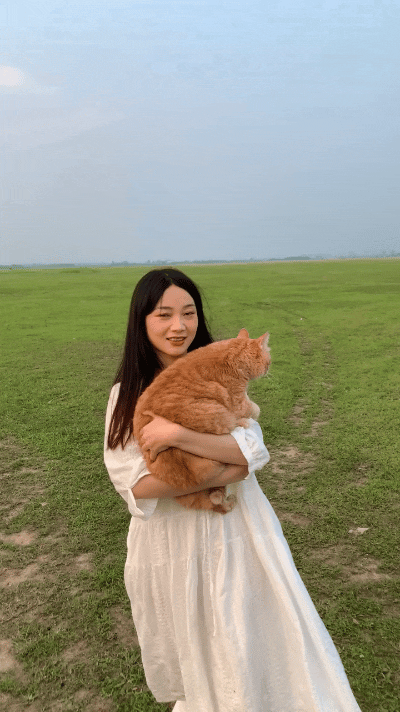 俺家大美女抱着俺家那大橘猫，冲着她老公喊：“赶紧给我录个抱着它撒开腿跑的视频！”
