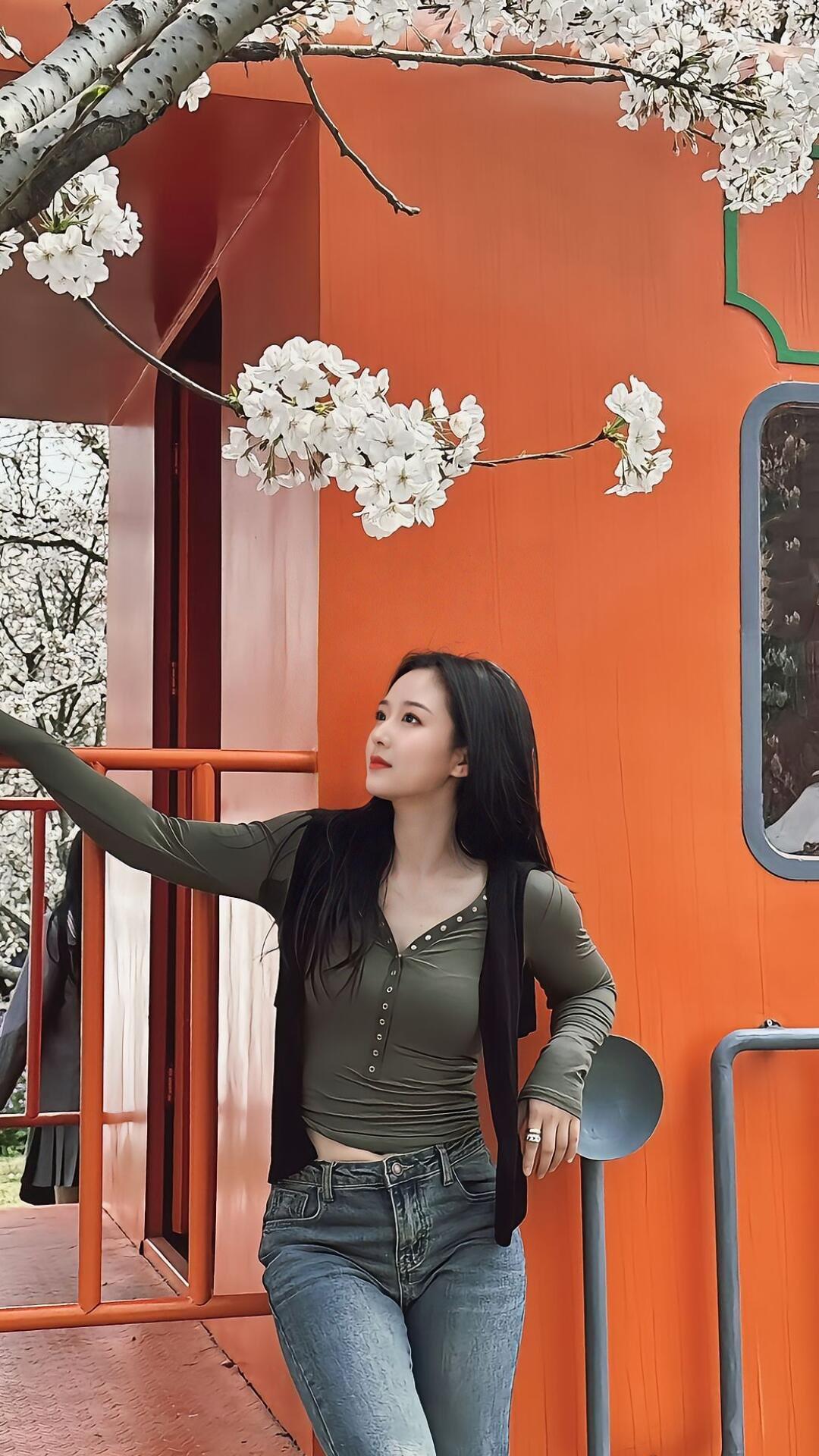 成年人的世界，一半是假装成熟，一半是深夜崩溃，第二天依旧笑着生活。成年人生存现状