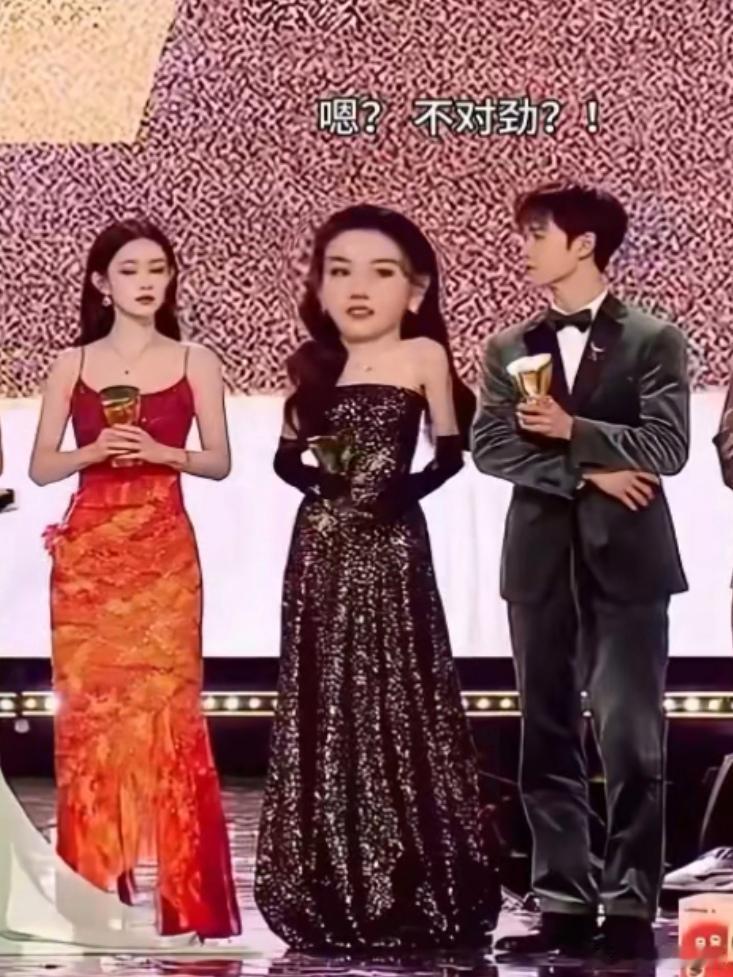 宋祖儿发现站昀孟中间的反应星光大赏颁奖环节，宋祖儿发现自己站在李昀锐和孟子义中间