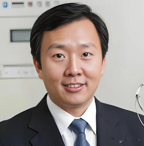 高锟，物理学超级天才，诺贝尔奖获得者，被称为“光纤之父”。他晚年却忘了光纤，忘了