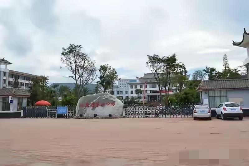 心寒！老实教书的高三老师，被同事逼到坠楼进ICU教育本该是最纯粹、最温