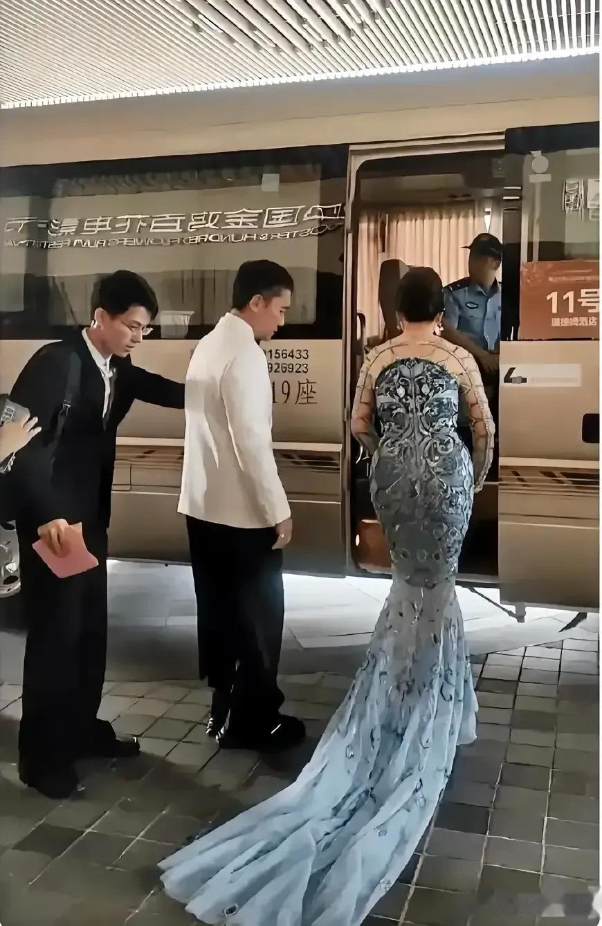 这张照片让人看着只想笑，刘嘉玲虎背熊腰，她穿着一件长长的裙子上车的情景。旁边