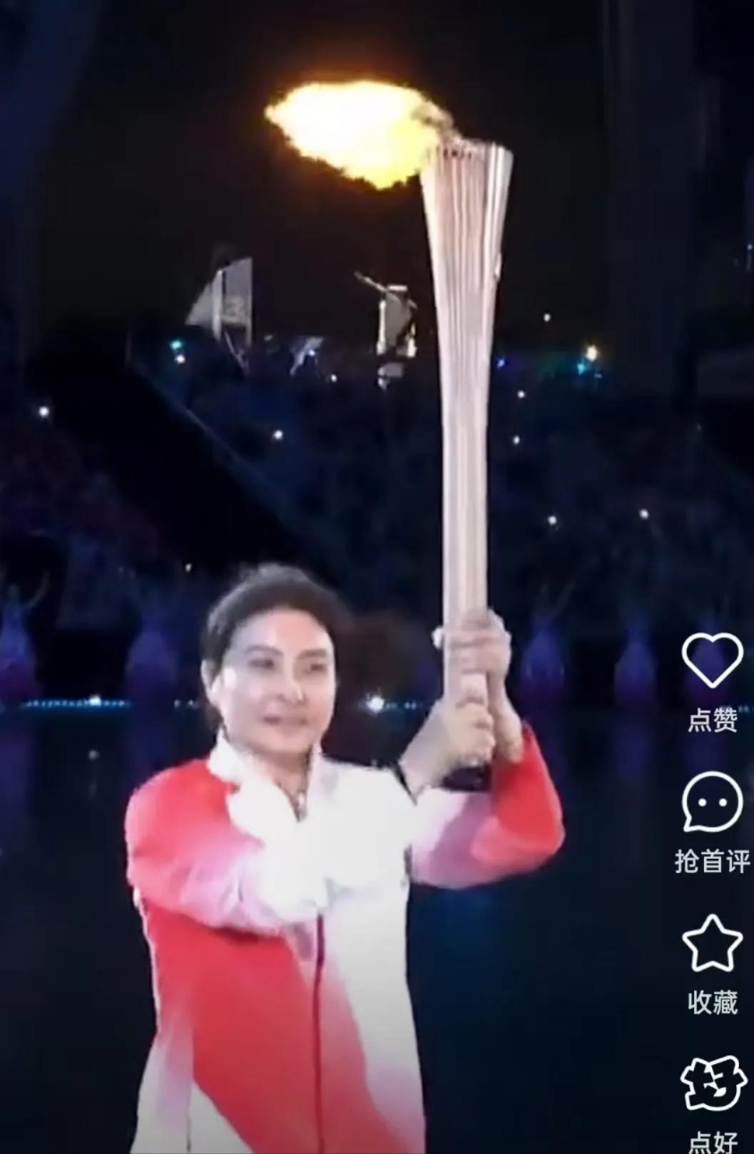 终于明白为什么请郭晶晶来传递火炬了，不是因为她跳水皇后的身郭晶晶能有什么坏