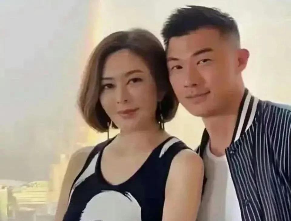 关之琳都63啦，找了个28岁的模特男友，俩人差了整整35岁呢！往一块儿一站，压根