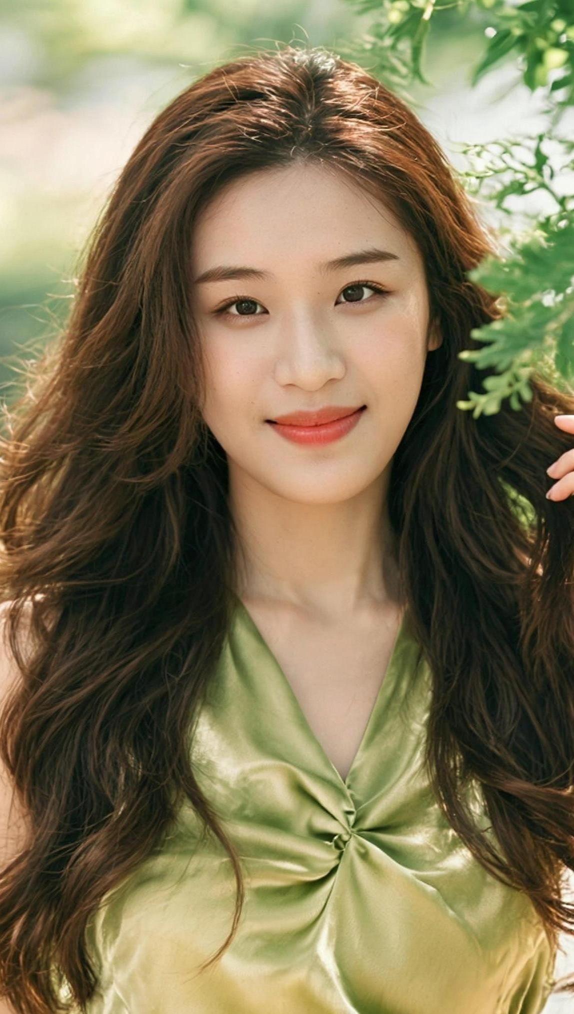 什么样的女人才能称得上有气质?有气质的女人，举止从容舒展，谈吐温和有料，内心清醒