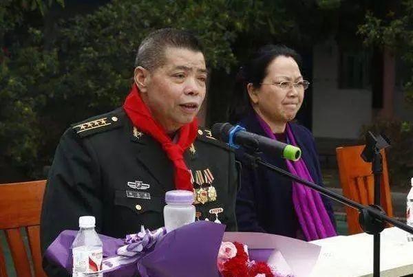 1985年侦察兵隆志勇化妆执行任务时不幸暴露，敌人在他背后开了一枪，隆志勇应声而